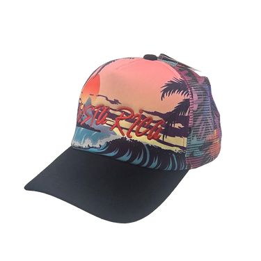 Gorra con visera negra, paisaje de playa al atardecer, palmeras, olas y letras Costa Rica.