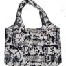 Bolso blanco y negro con palmeras, figuras de animales y letras Costa Rica Pura Vida.